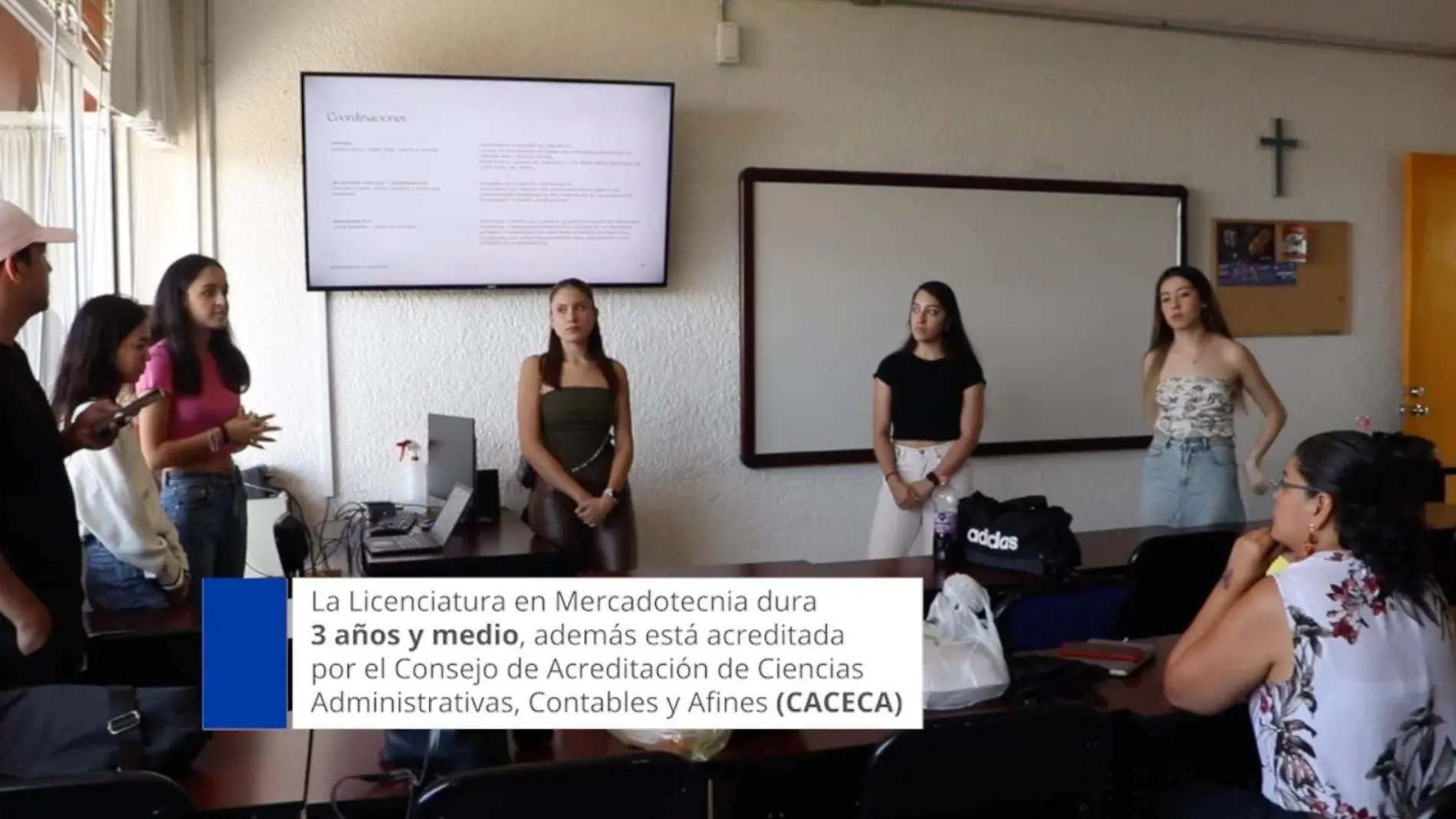 Alumnas de la licenciatura de Mercadotecnia de la UVAQ